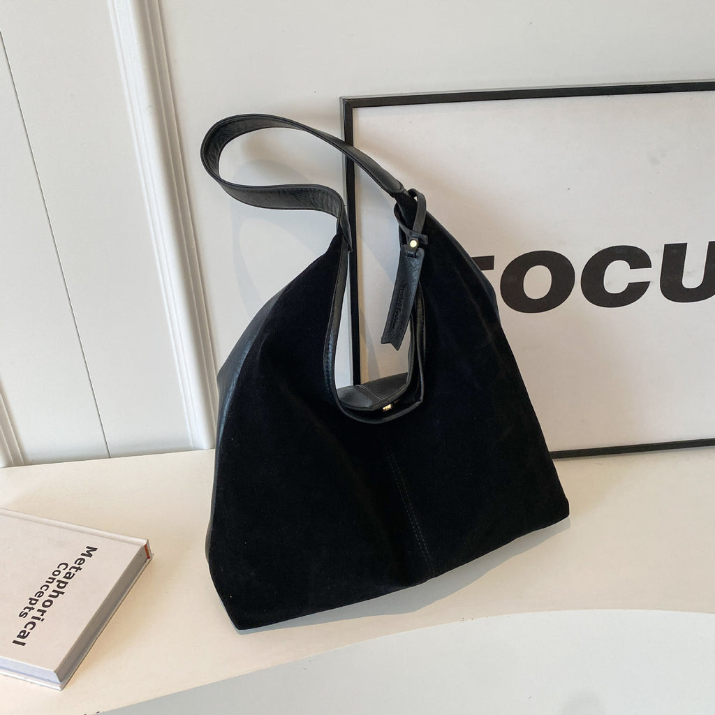 Bolso de hombro aterciopelado