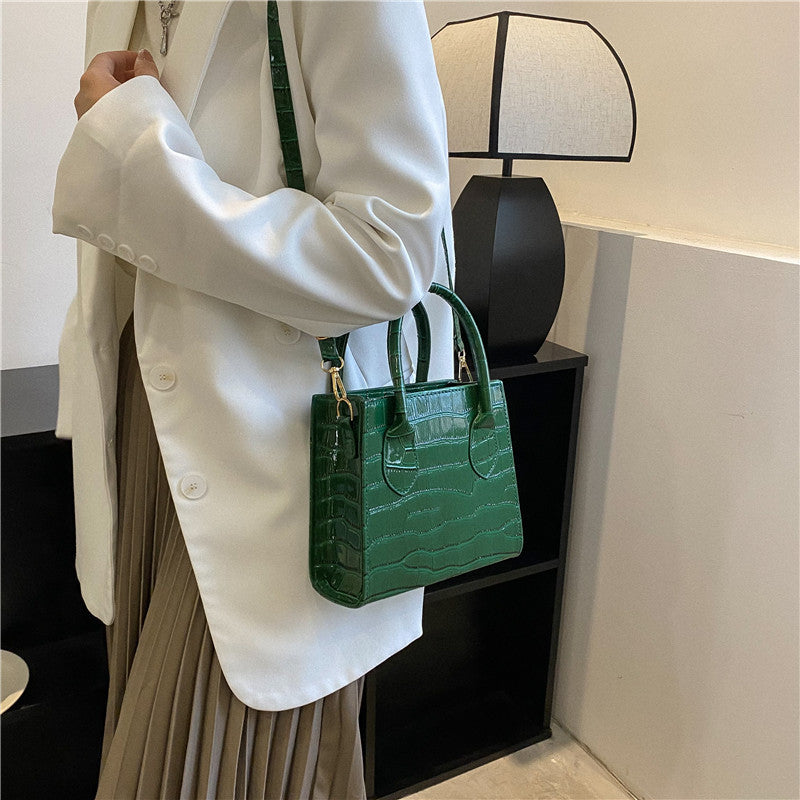 Bolso bandolera sencillo brillante efecto charol