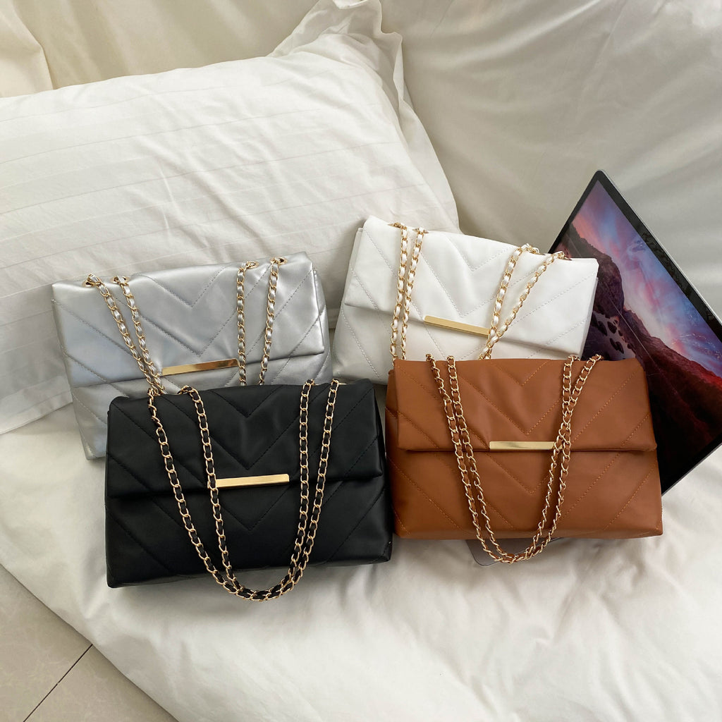 Bolso de cadena con diseño triangular – elegancia y sofisticación