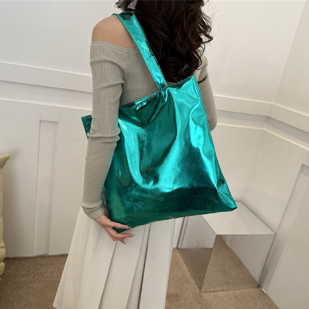 Bolso de hombro de gran capacidad con textura brillante