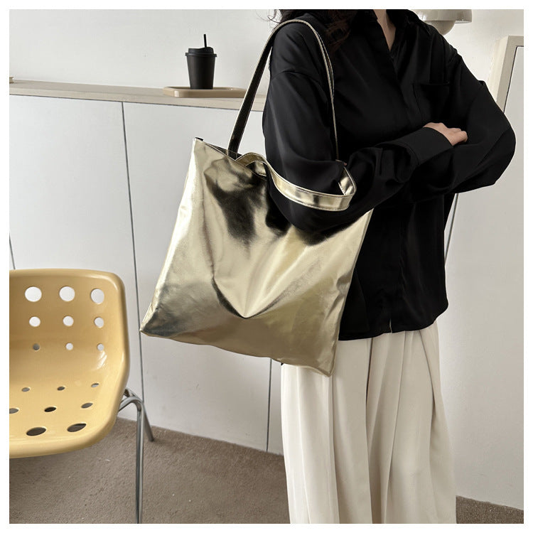 Bolso de hombro de gran capacidad con textura brillante