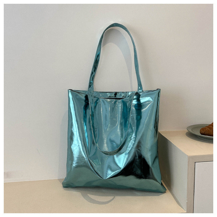 Bolso de hombro de gran capacidad con textura brillante