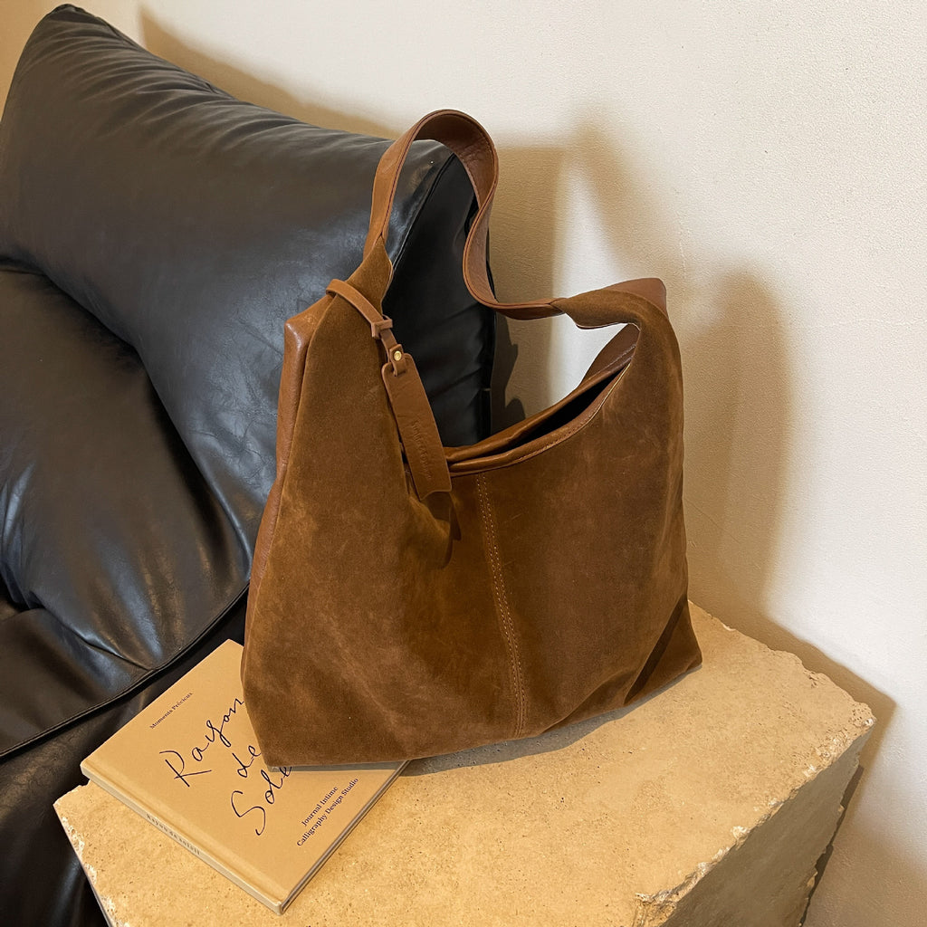 Bolso de hombro aterciopelado