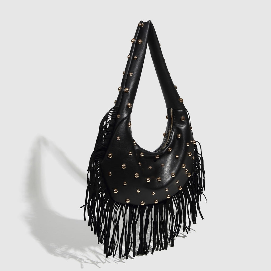Bolso de hombro con flecos y tachuelas