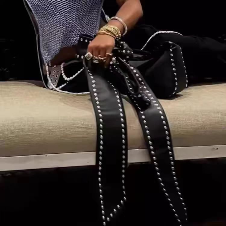 Bolso de mano con lazo y remaches – estilo moderno y funcional