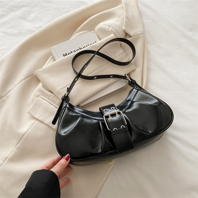 Bolso de hombro pequeño con correa y textura brillante