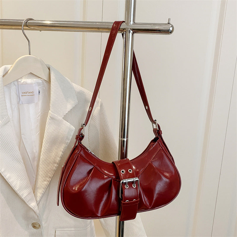 Bolso de hombro pequeño con correa y textura brillante