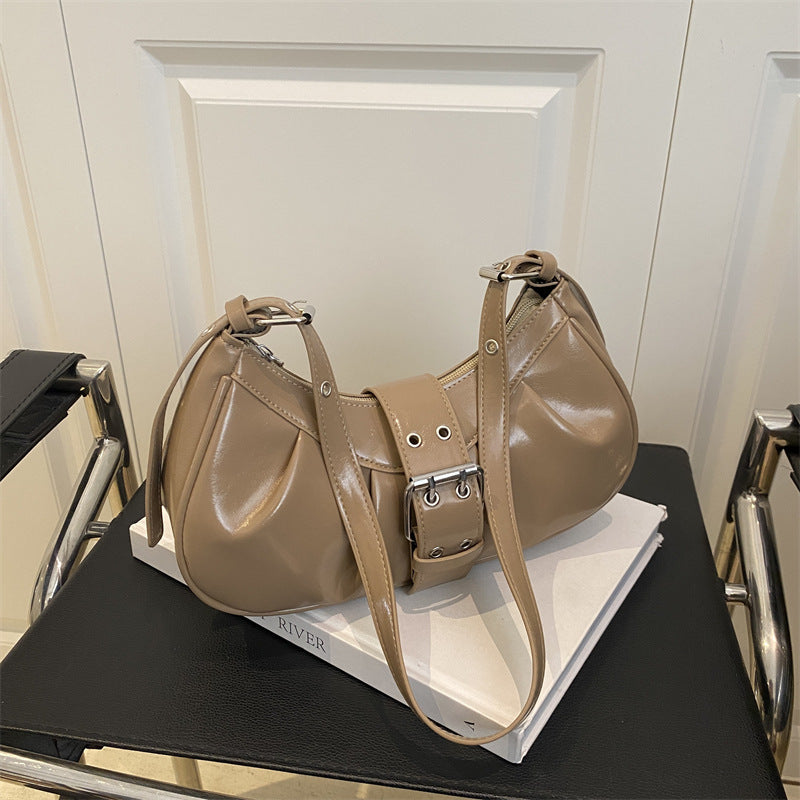 Bolso de hombro pequeño con correa y textura brillante