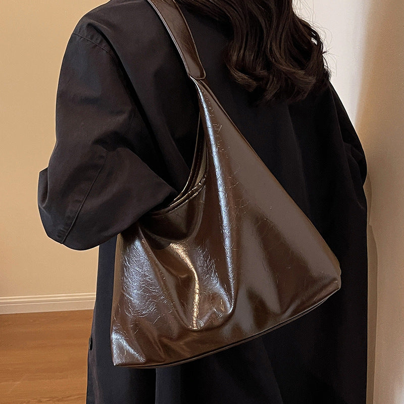 Bolso de hombro con textura de cuero